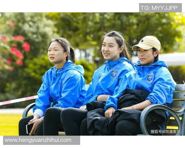 女足球星亲赠签名球衣给小球迷传递运动精神与梦想